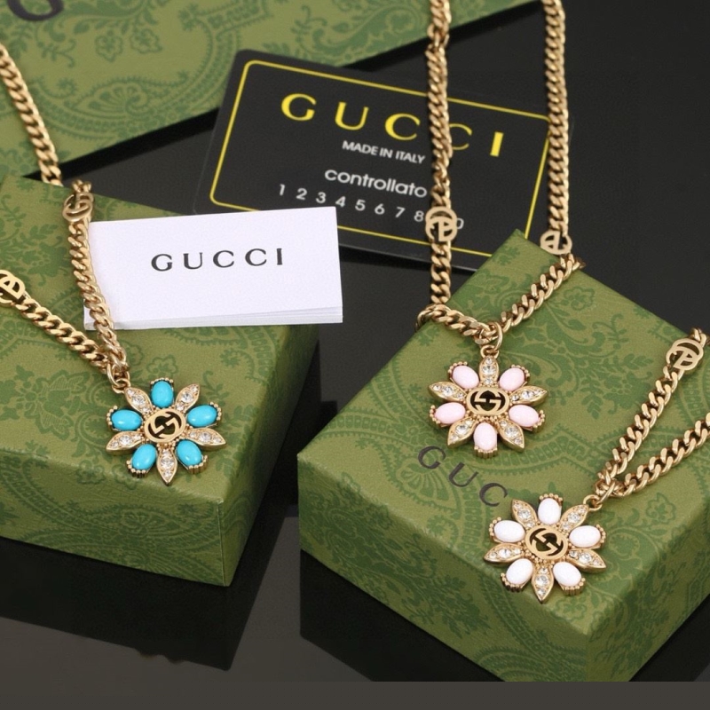 G*u*i necklaces